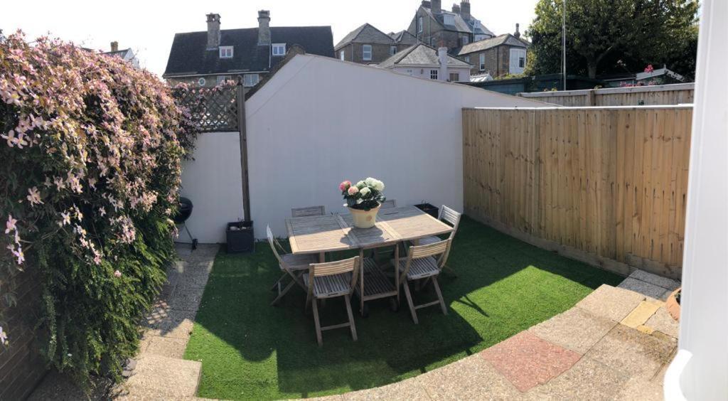 Trafalgar, Lovely Ground Floor Flat With Outside Patio Garden, Minutes Walk To Seafront Seaview Exteriér fotografie
